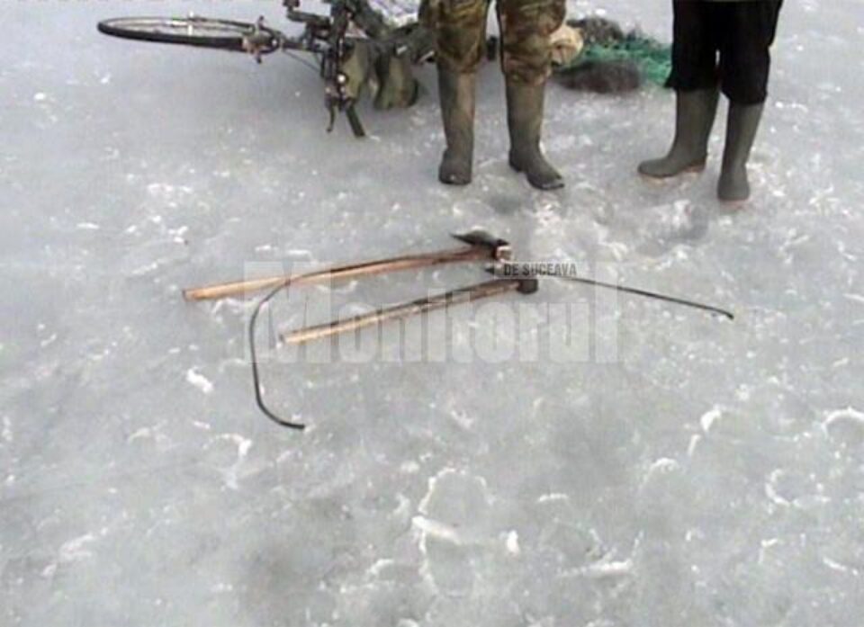 Flagrant: Filmați de jandarmi în timp ce întindeau plasele pentru a bracona pește