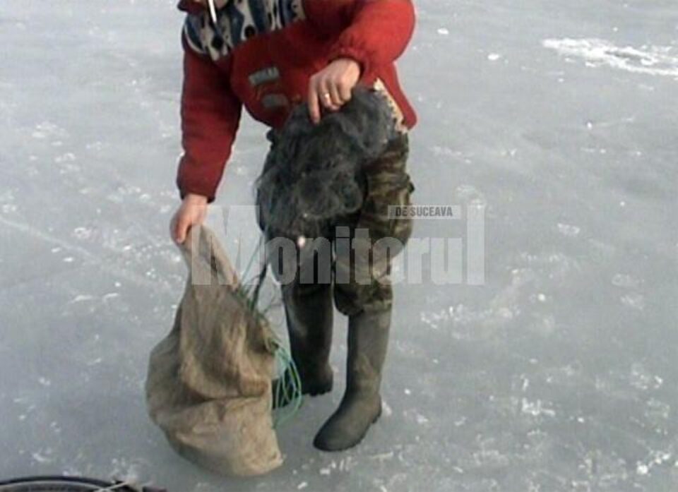 Flagrant: Filmați de jandarmi în timp ce întindeau plasele pentru a bracona pește