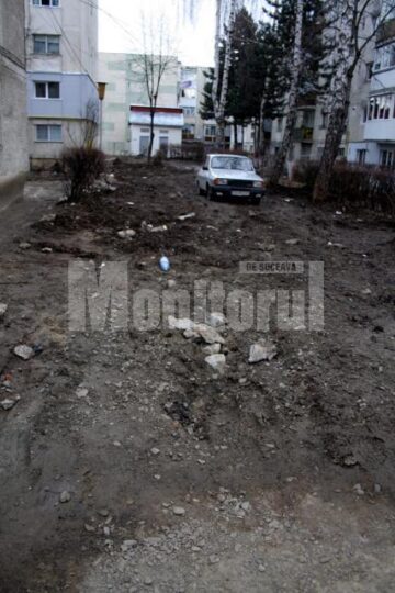 Spațiu verde transformat în loc de parcare