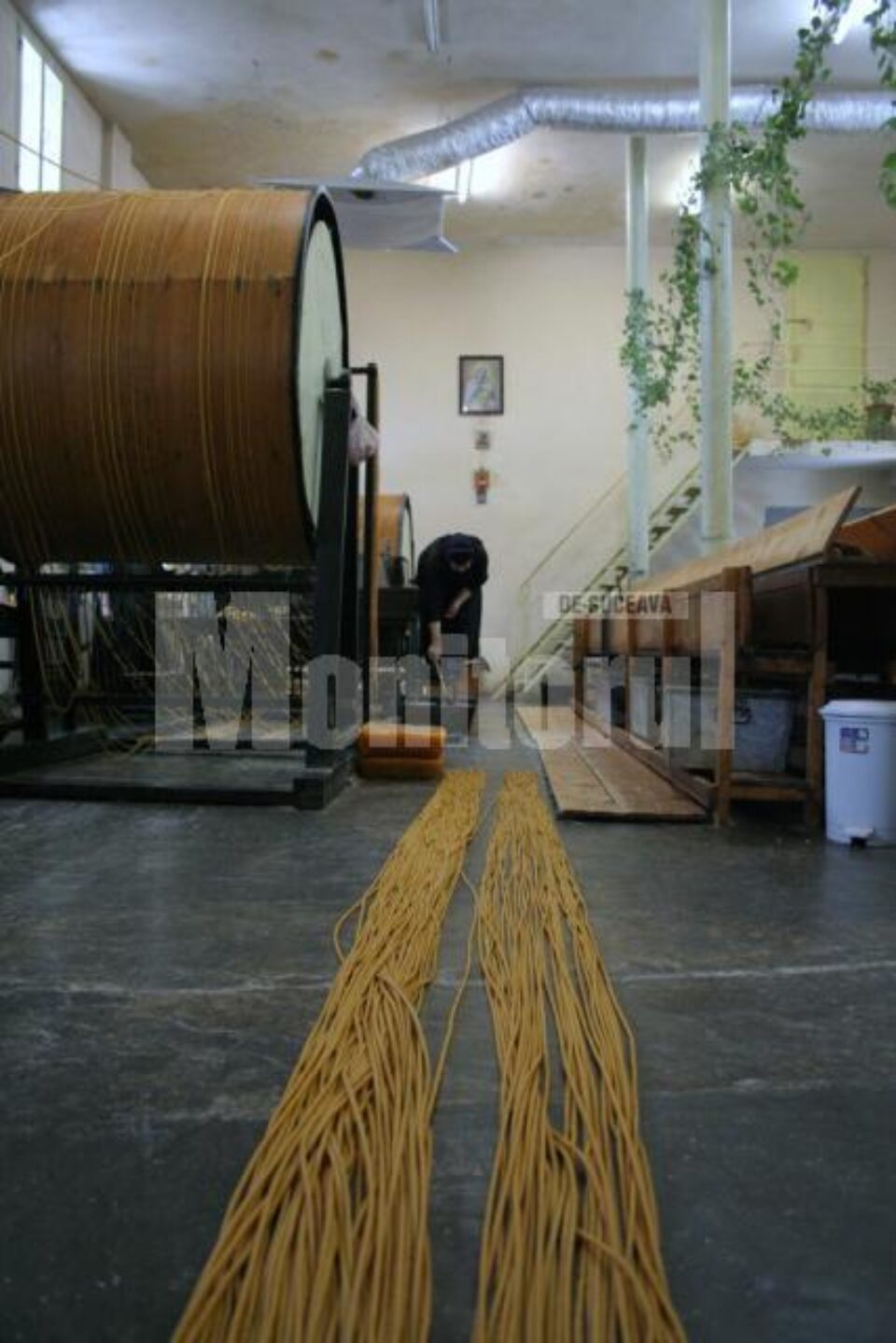 Lumină: Singura fabrică de lumânări din județ, la Mănăstirea Dragomirna