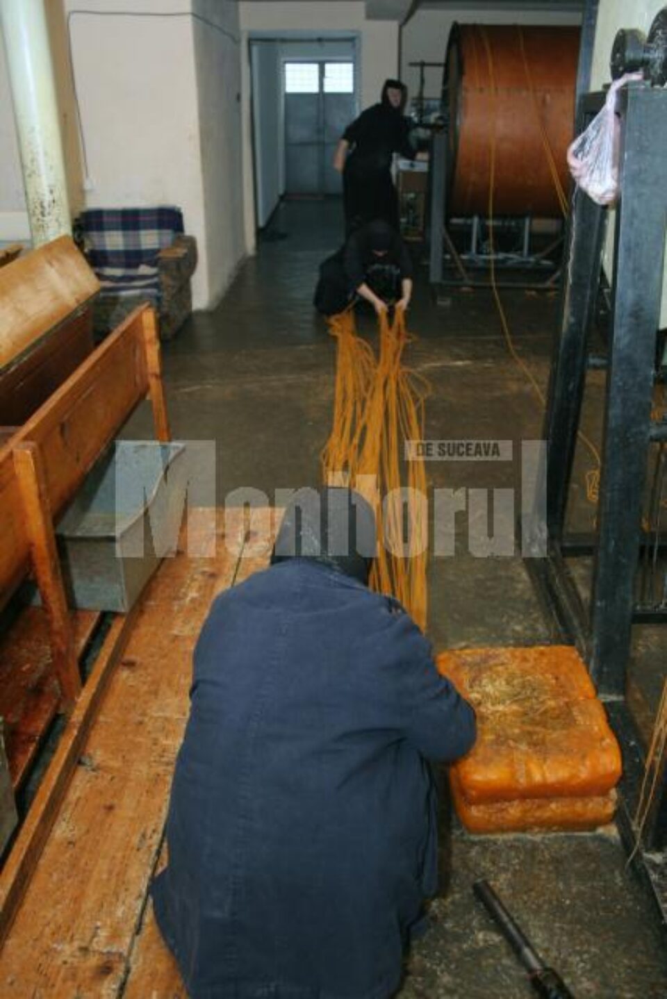 Lumină: Singura fabrică de lumânări din județ, la Mănăstirea Dragomirna