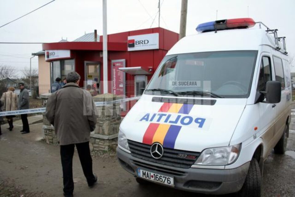 Cei trei și-au încercat norocul și la agenția BRD din comuna Dumbrăveni