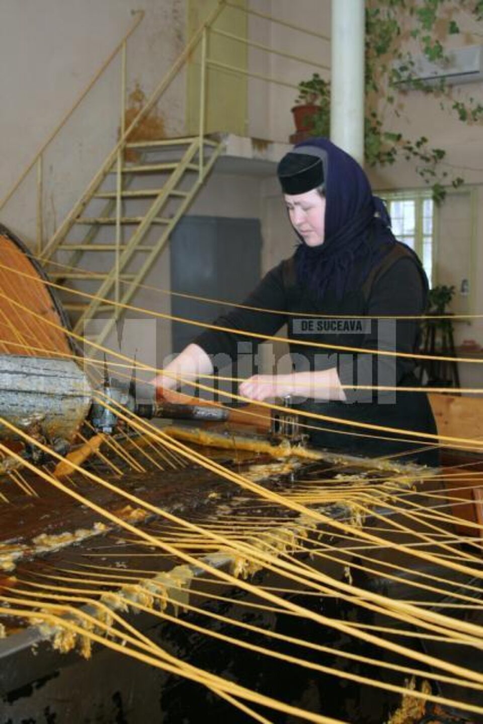 Lumină: Singura fabrică de lumânări din județ, la Mănăstirea Dragomirna