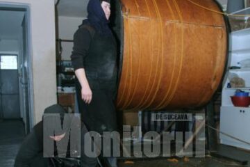 Lumânările care se aprind în toate bisericile, schiturile și mănăstirile din județ sunt făcute la Dragomirna