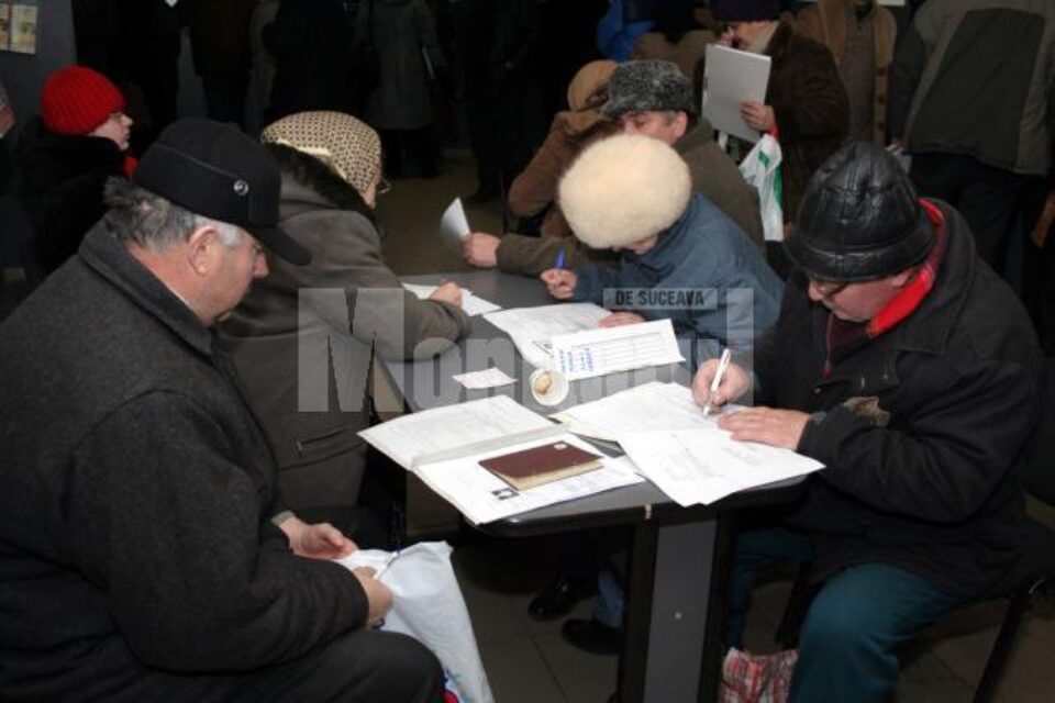 Speranțe: Înghesuială la Casa de Pensii Suceava