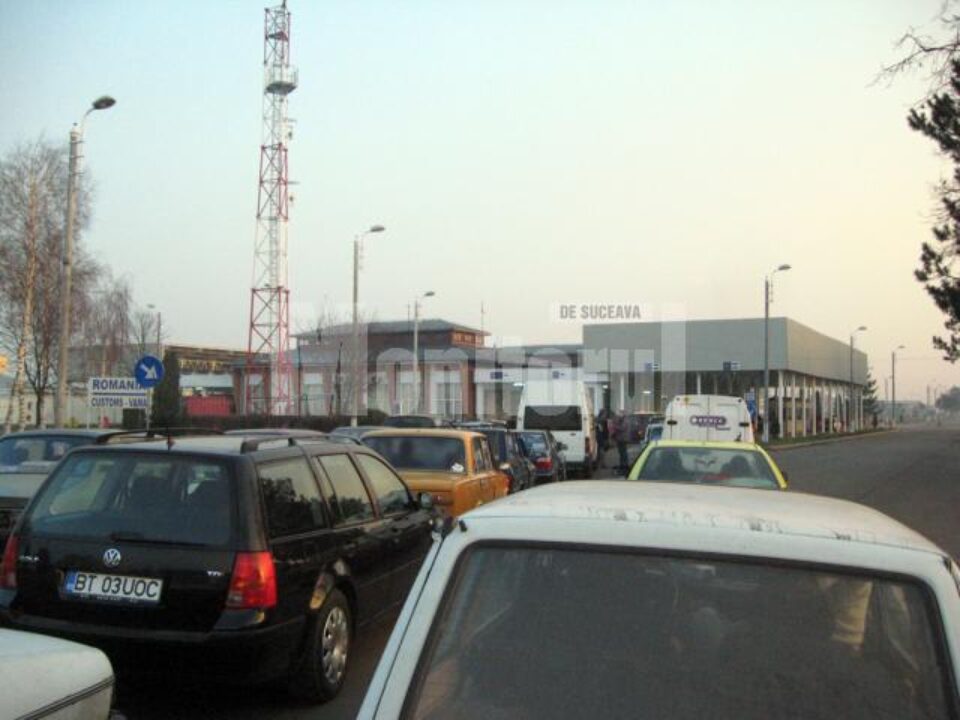 După deblocarea străzii s-au format cozi interminabile pe sensul de intrare în România, dinspre Ucraina După deblocarea străzii s-au format cozi interminabile pe sensul de intrare în România, dinspre Ucraina