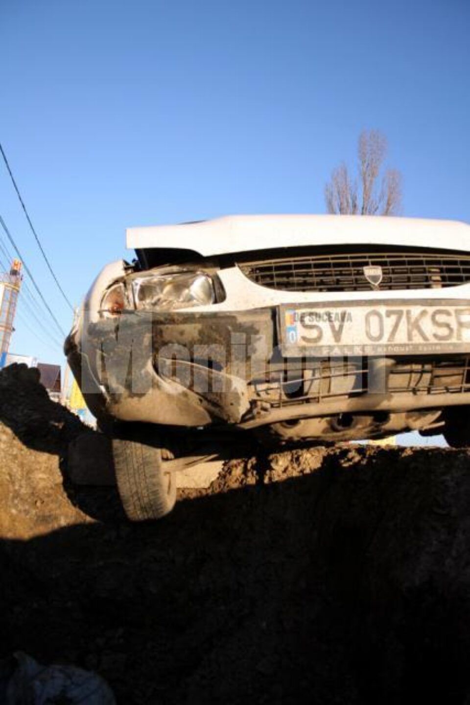 Nesimțire totală: Autoturism “înghițit” de o groapă capcană la ieșirea din Suceava