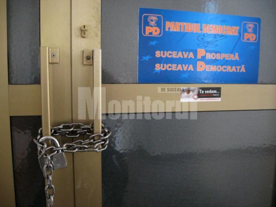 Ieri, pe ușa fostului sediu al Partidului Democrat a apărut un lanț gros și un lacăt, instalat cel mai probabil de reprezentanții PSD.