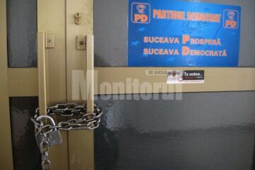 Ieri, pe ușa fostului sediu al Partidului Democrat a apărut un lanț gros și un lacăt, instalat cel mai probabil de reprezentanții PSD.