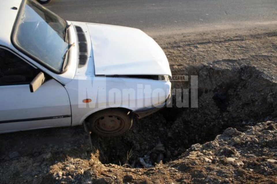 Nesimțire totală: Autoturism “înghițit” de o groapă capcană la ieșirea din Suceava