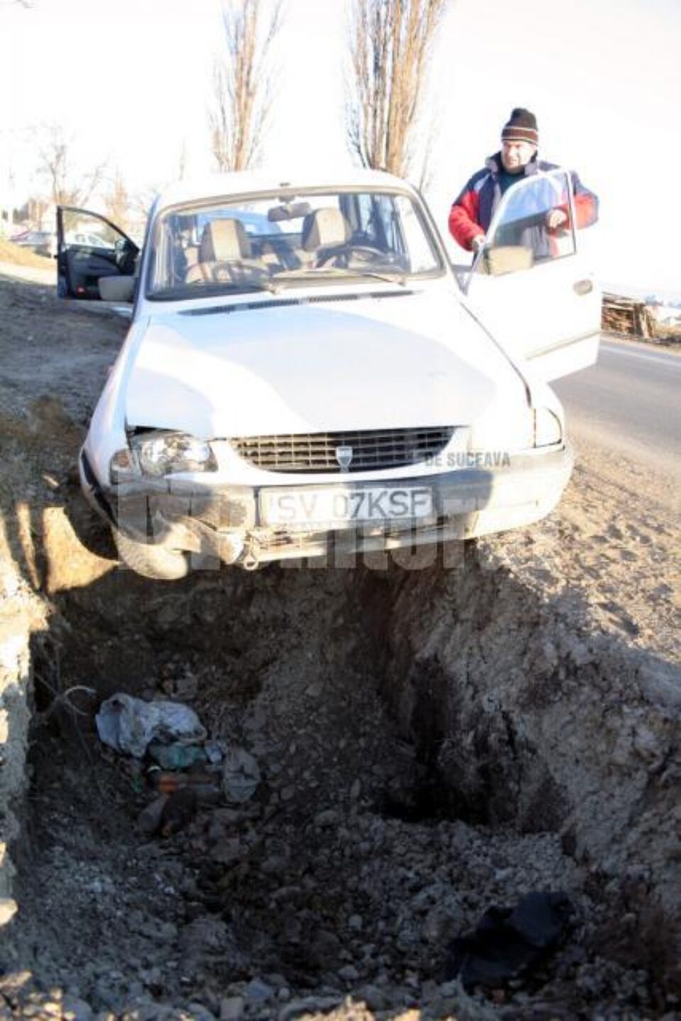 Nesimțire totală: Autoturism “înghițit” de o groapă capcană la ieșirea din Suceava