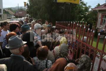 Sucevenii se calcă în picioare pentru a-și vinde acțiunile