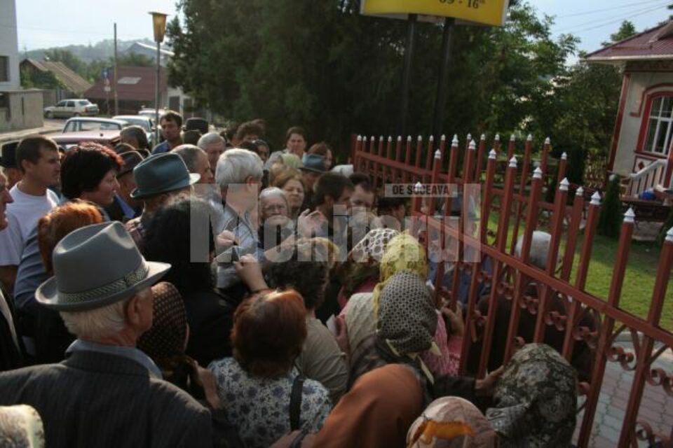 Sucevenii se calcă în picioare pentru a-și vinde acțiunile Sucevenii se calcă în picioare pentru a-și vinde acțiunile