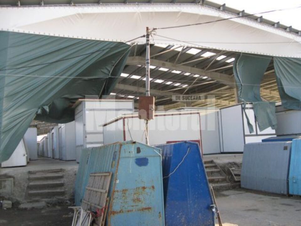 Prelata a fost sfâșiată de puternicele rafale de vânt Prelata a fost sfâșiată de puternicele rafale de vânt