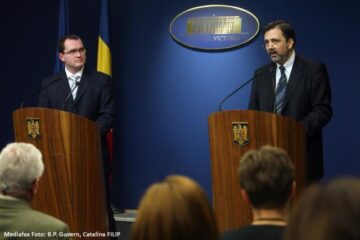 Ministrul Mediului, Attila Korodi, și șeful DAE, Adrian Ciocănea, ieri, în conferință de presă