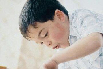 Părinții trebuie să controleze cantitatea de sare din alimentația copiilor