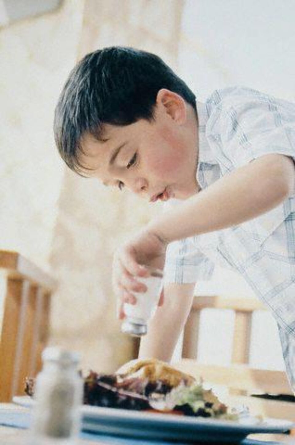 Părinții trebuie să controleze cantitatea de sare din alimentația copiilor