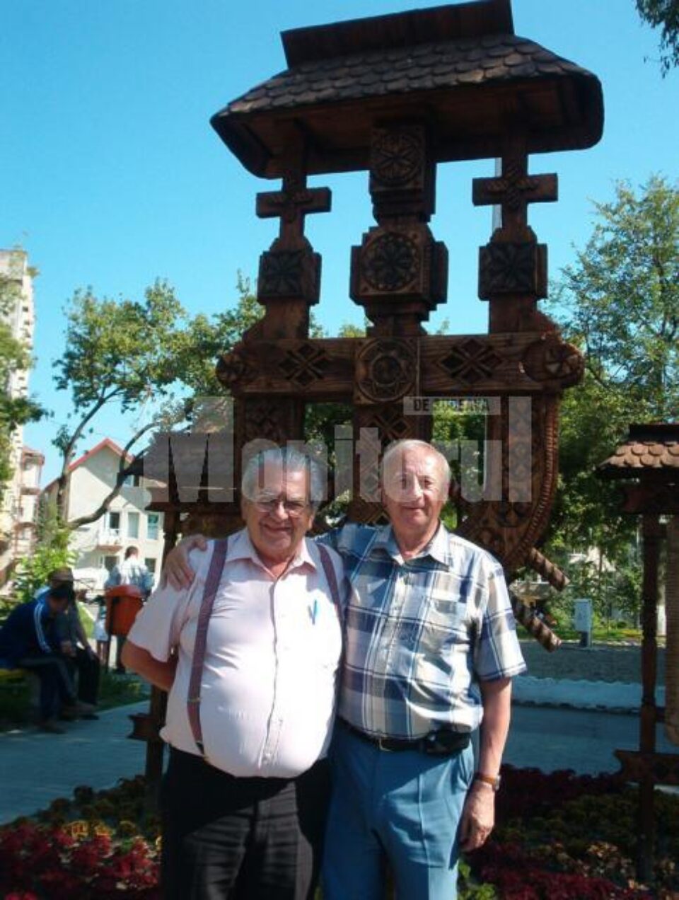 Ayrton Goncalves Celestino și Radu Bercea lângă troița din parcul central din Gura Humorului Ayrton Goncalves Celestino și Radu Bercea lângă troița din parcul central din Gura Humorului
