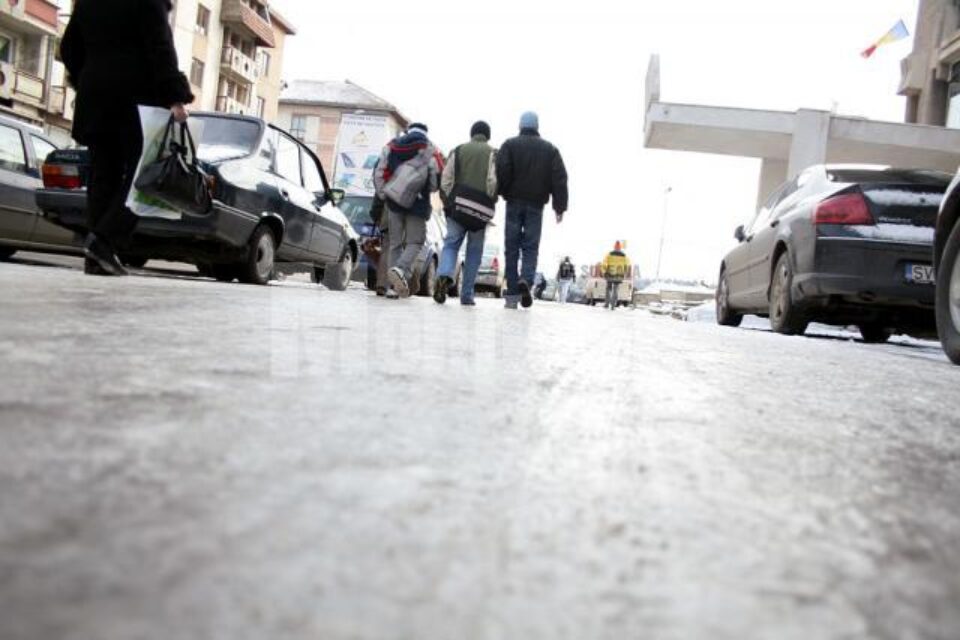 Pe trotuarele municipiului Suceava, combinației de gheață, cu apă dezghețată