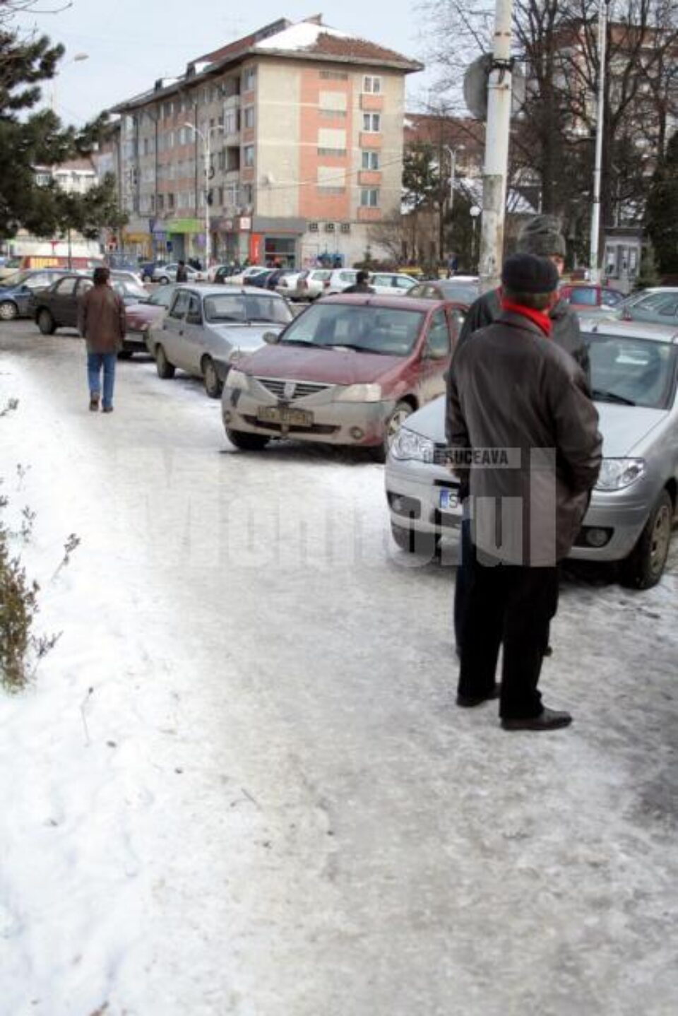 Pe trotuarele municipiului Suceava, combinației de gheață, cu apă dezghețată