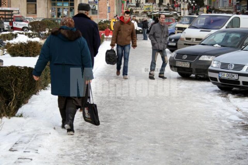Pe trotuarele municipiului Suceava, combinației de gheață, cu apă dezghețată