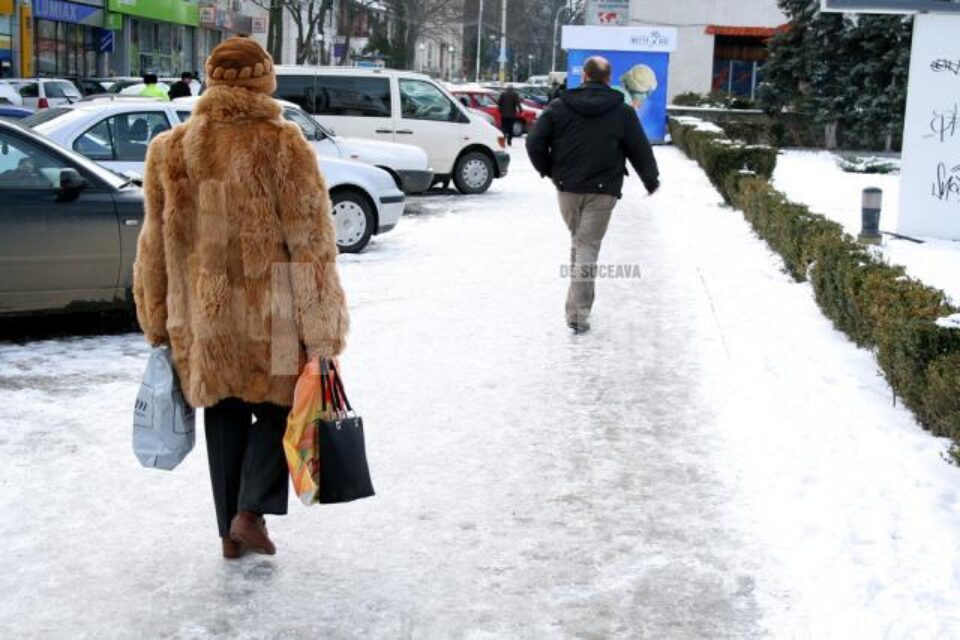 Pe trotuarele municipiului Suceava, combinației de gheață, cu apă dezghețată