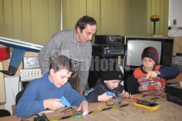 Profesorul Maftean, îndrumându-i pe micii electroniști