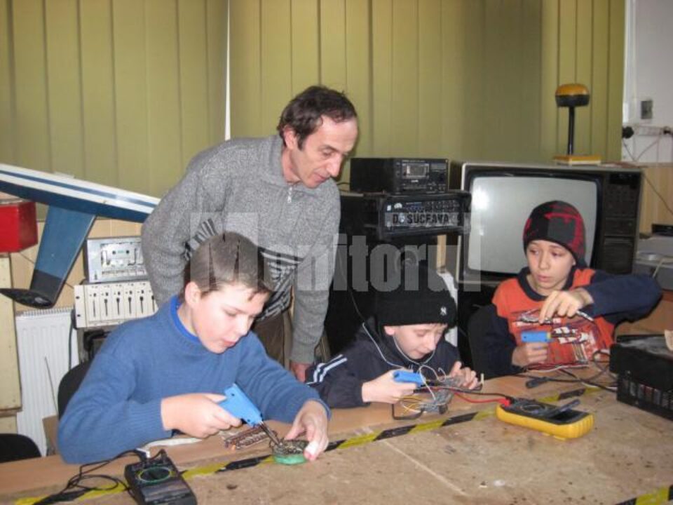Profesorul Maftean, îndrumându-i pe micii electroniști Profesorul Maftean, îndrumându-i pe micii electroniști
