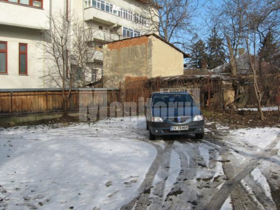 Curtea unde vor fi amenajate trei peroane