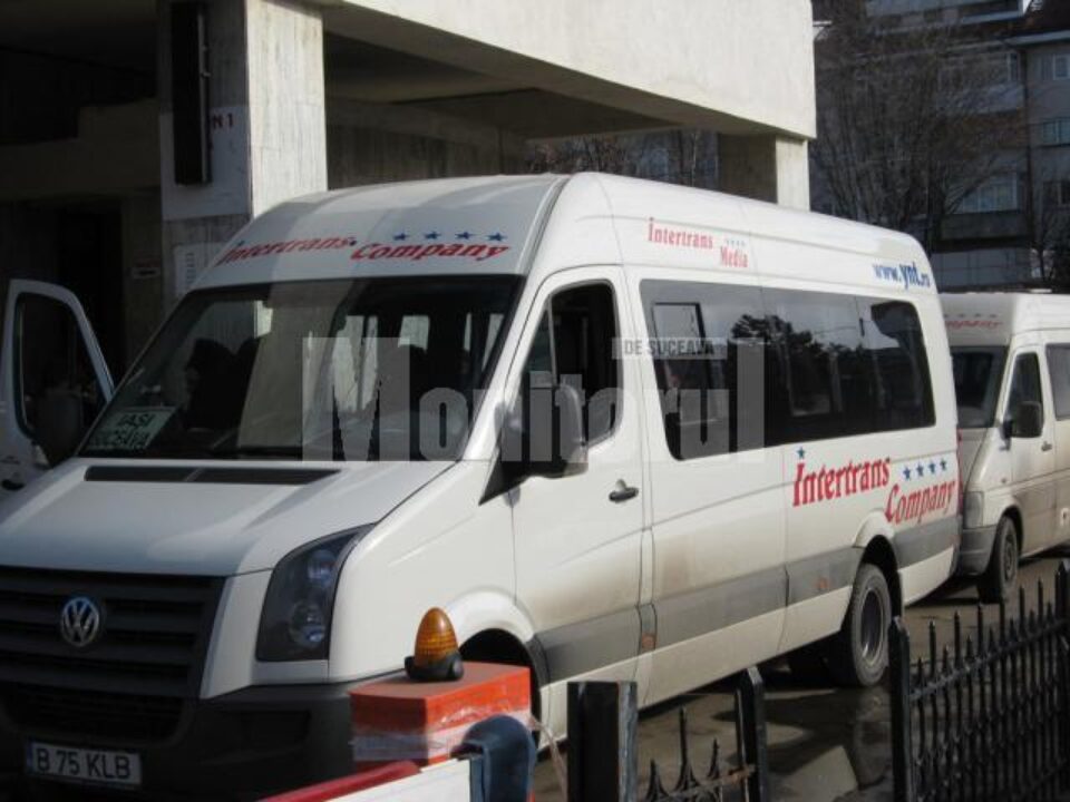Microbuze ale societatii Intertrans stationand in autogara TASA