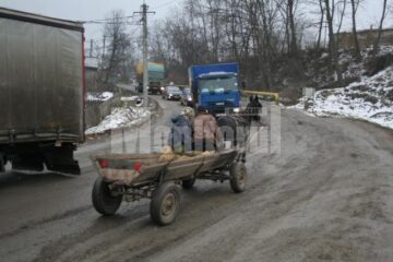 Continuă disputele pe marginea stabilirii autorității locale căreia îi revine sarcina de a reabilita drumul din comuna Șcheia