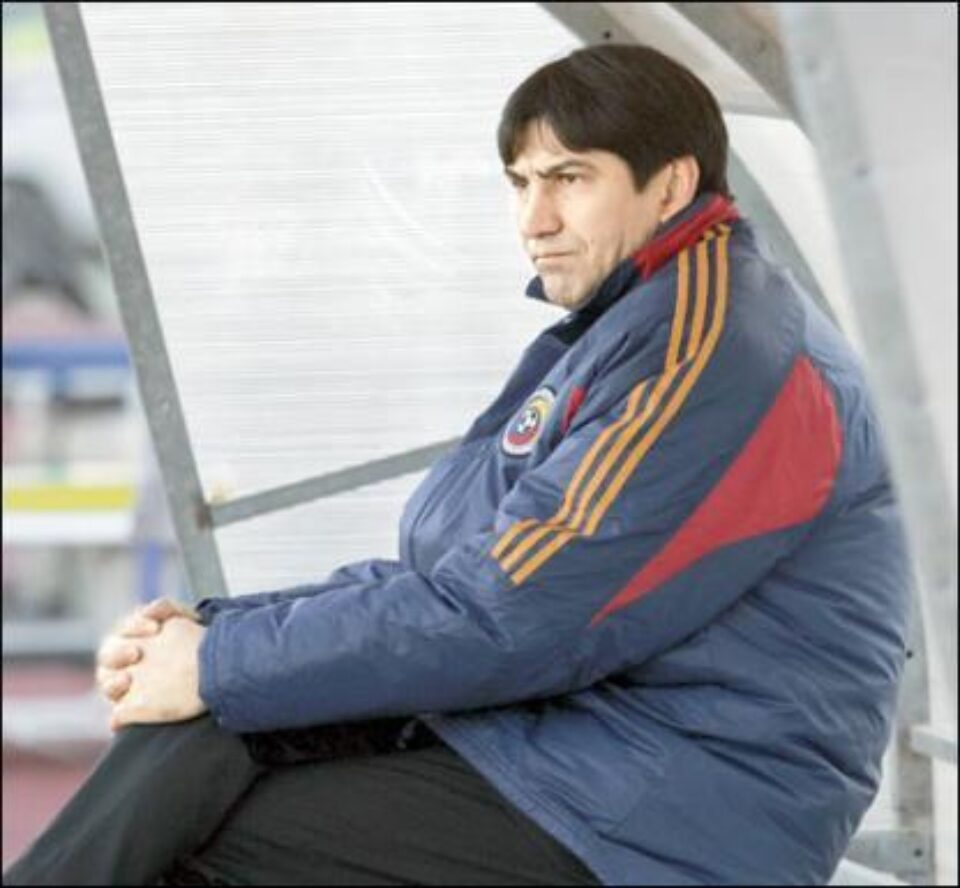 Pițurcă are sarcina să ducă naționala și la Mondialul din 2010
