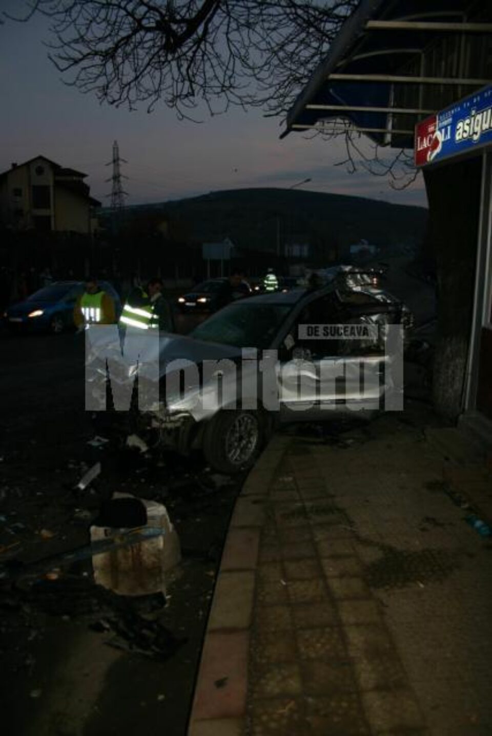 Autoturismul „Volvo” s-a izbit într-un copac, chiar în locul în care se adună autostopiștii