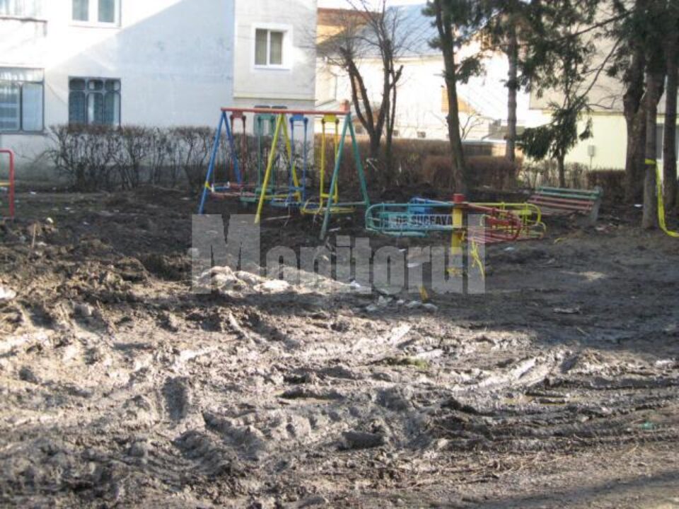 Stratul gros de noroi împiedică copiii să se joace în spațiul special amenajat Stratul gros de noroi împiedică copiii să se joace în spațiul special amenajat