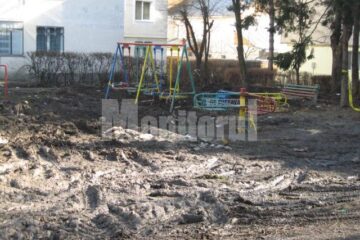 Stratul gros de noroi împiedică copiii să se joace în spațiul special amenajat