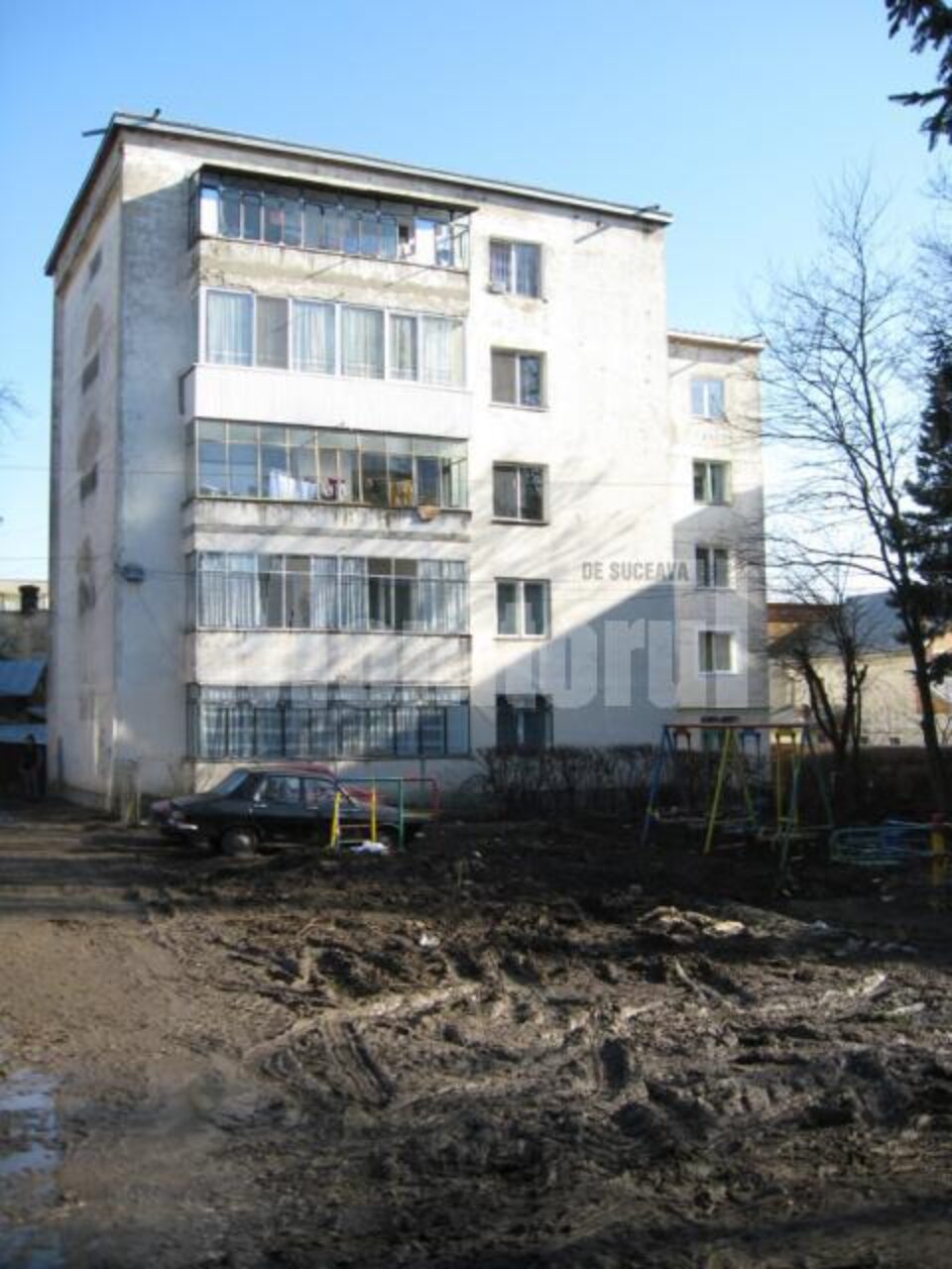 Printre blocuri: Locuri de joacă sufocate de noroaie