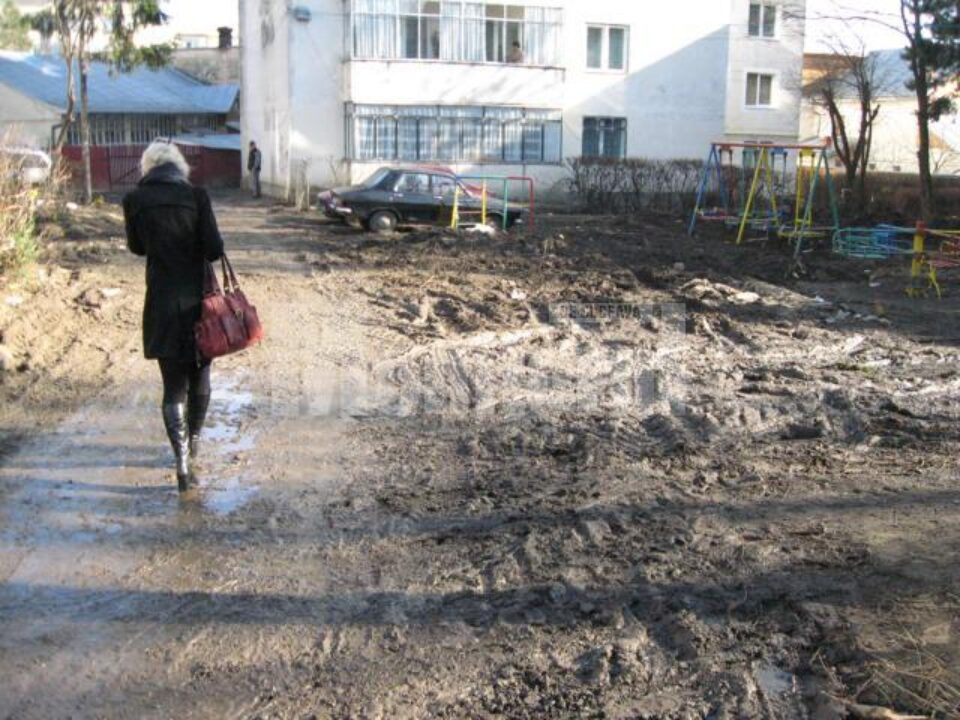 Printre blocuri: Locuri de joacă sufocate de noroaie
