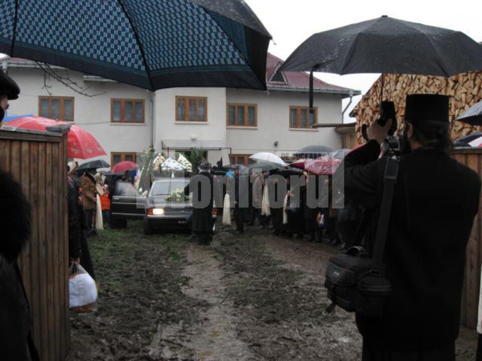 Cortegiul se pregateste de plecare spre biserica
