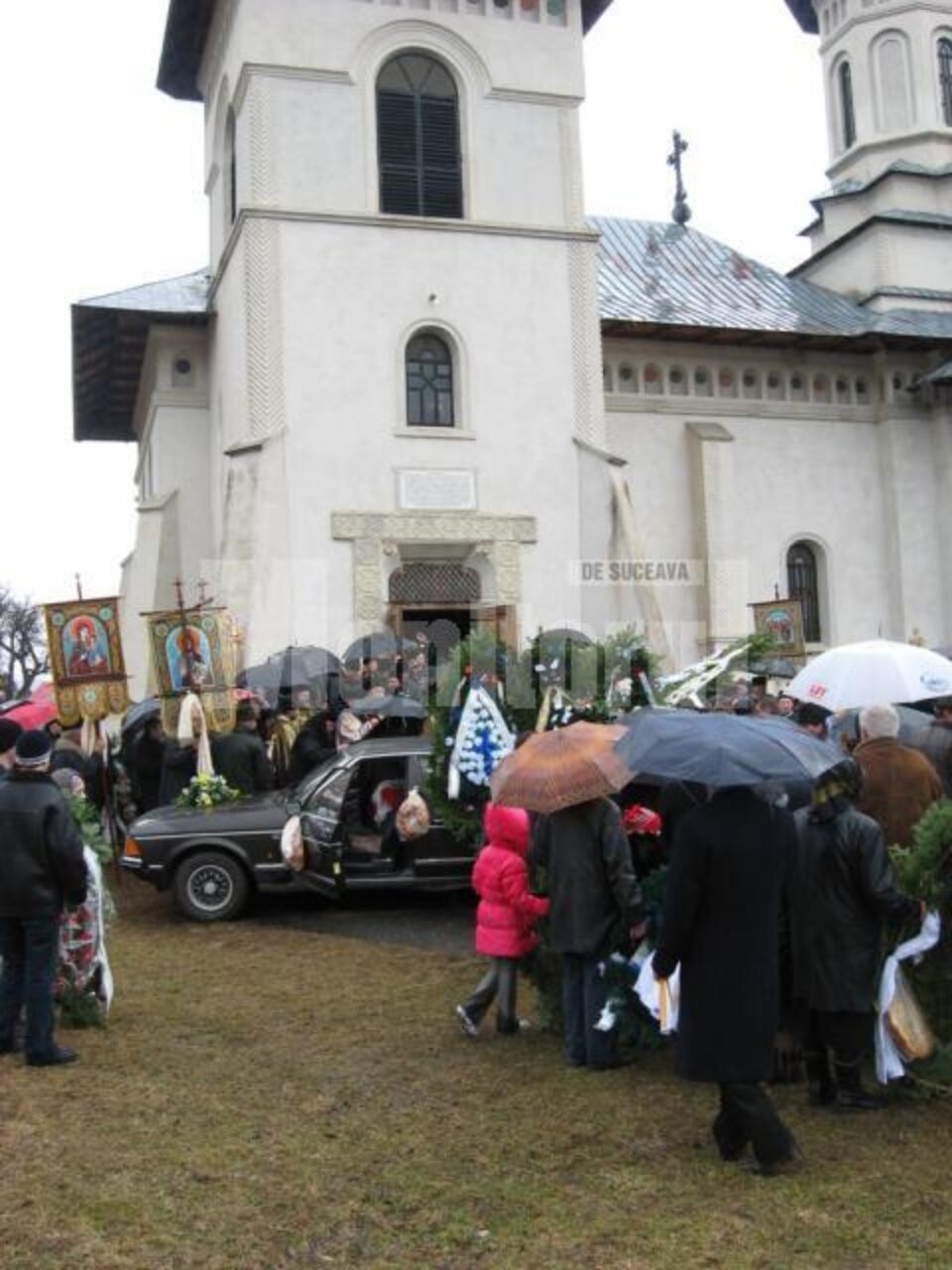 Slujba inmormintarii la biserica pictata de fratii Morosan