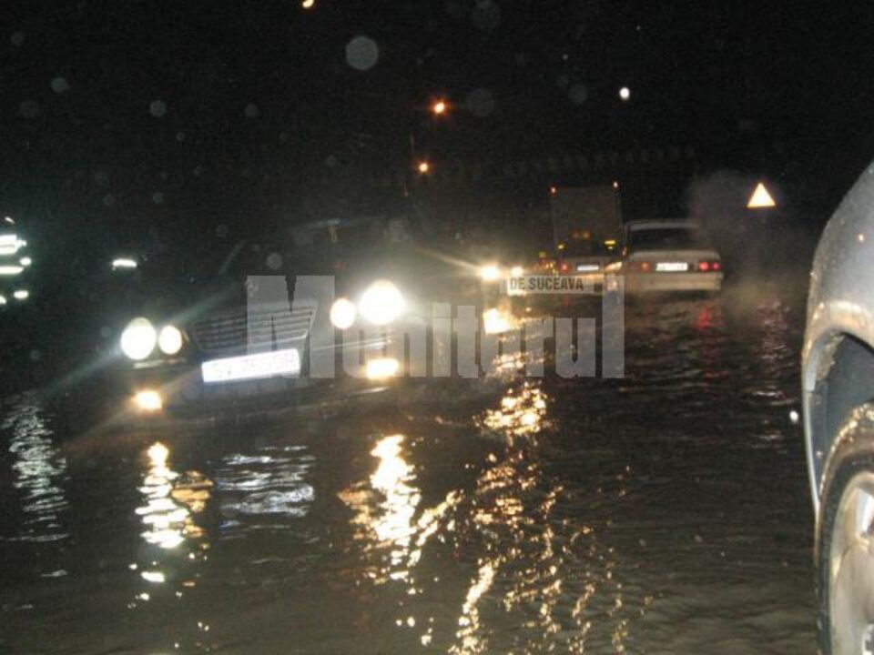 Nimeni nu plătește: Prefectul vrea să recupereze de la constructori costul pompării apei din drumul de la Șcheia