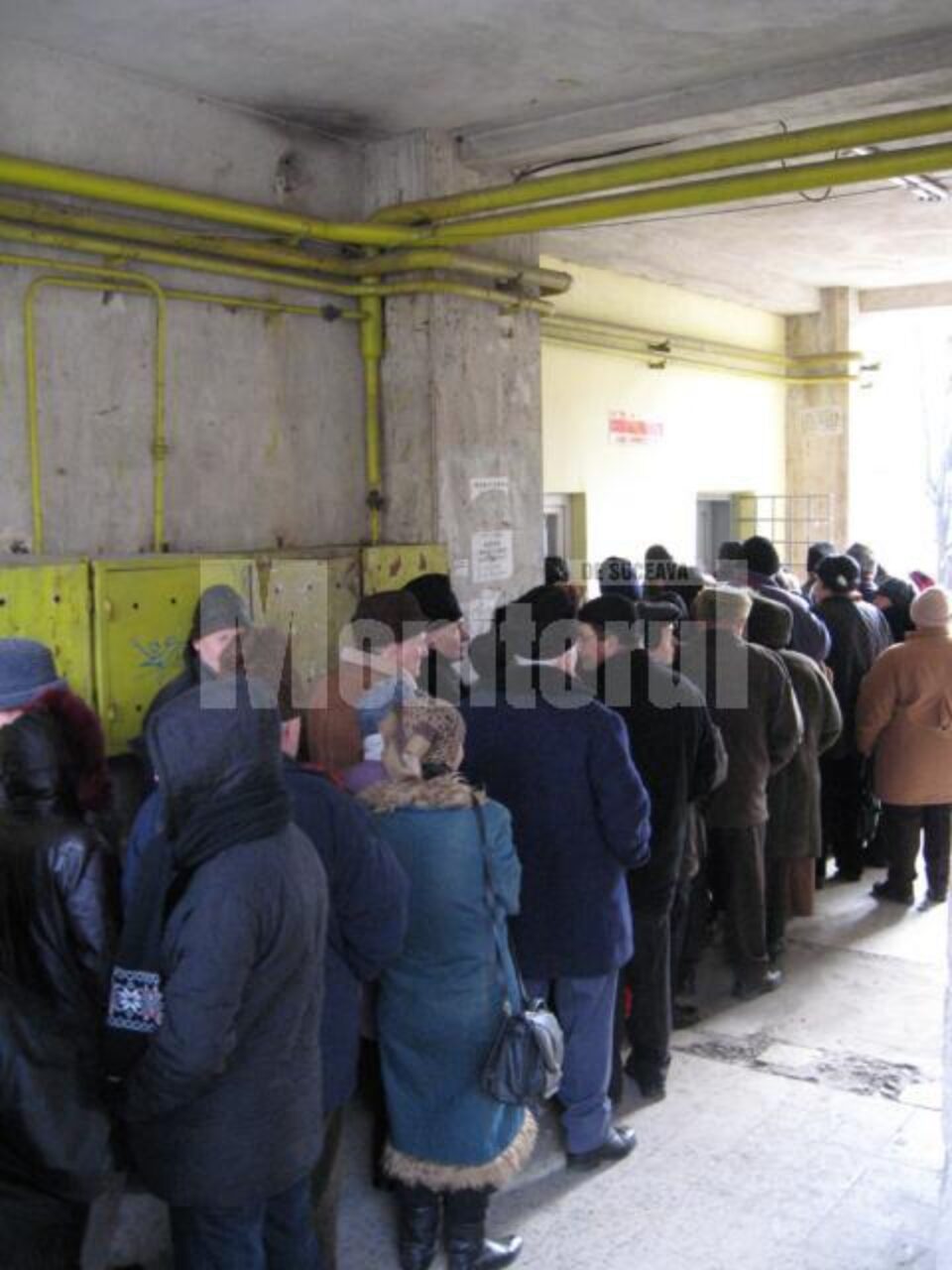 Pensionarii stau la cozi imense pentru abonamentele gratuite Pensionarii stau la cozi imense pentru abonamentele gratuite