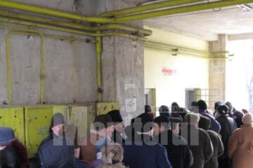 Pensionarii stau la cozi imense pentru abonamentele gratuite