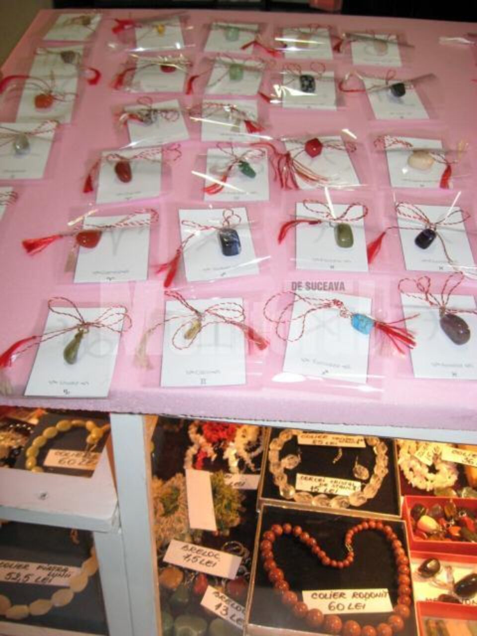 3. Stand expozițional cu mărțișoare și obiecte de podoabă