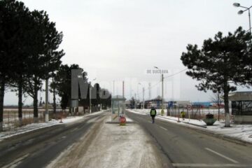 Toneta amplasată la intrarea în Punctul de Trecere a Frontierei Siret a fost mutată de curând în mijlocul drumului european 85.