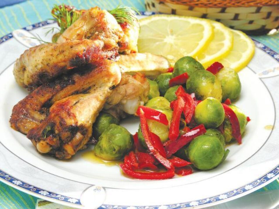 Aripioare de pui cu varză de Bruxelles
