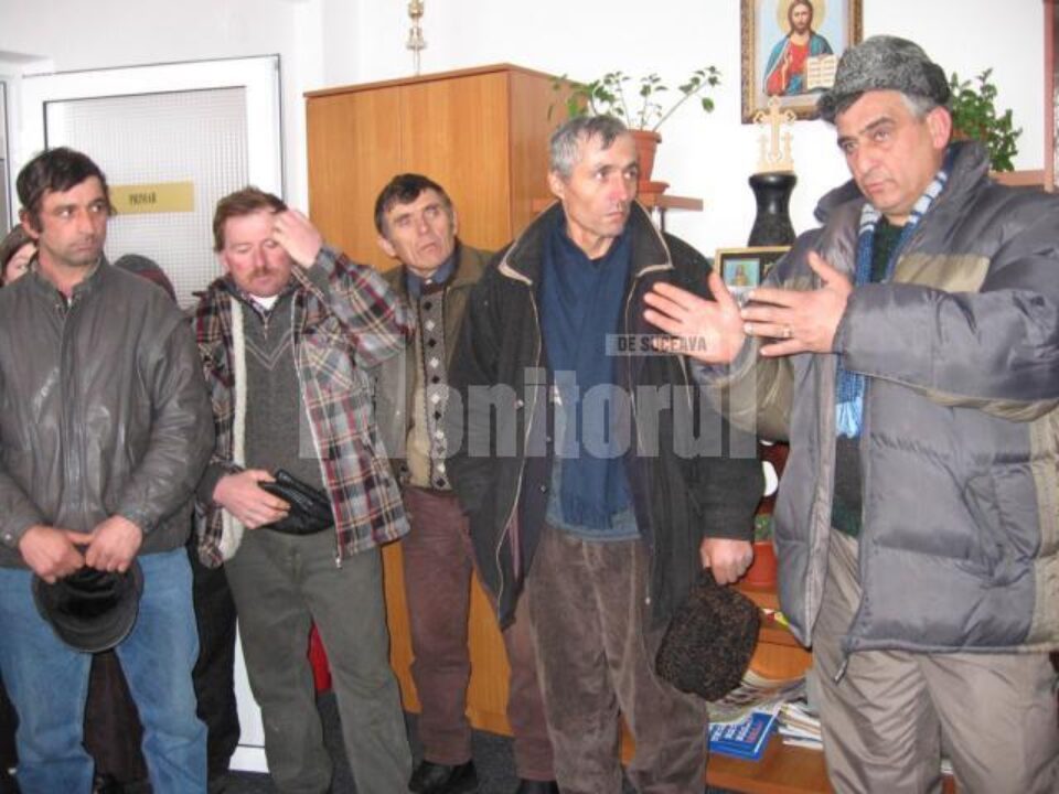Părinți din Ciumîrna, protestând la primărie