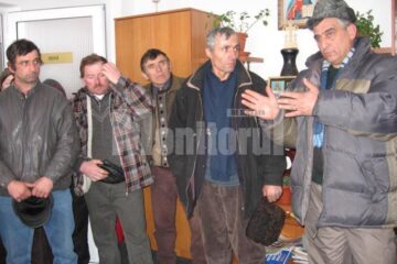 Părinți din Ciumîrna, protestând la primărie