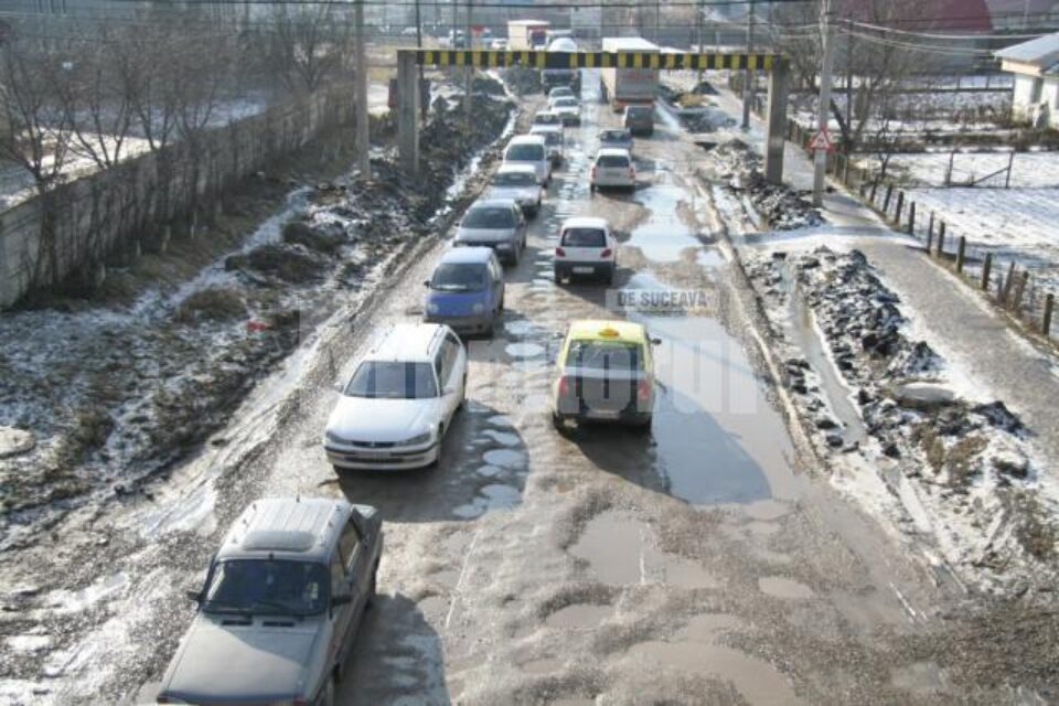 Fără soluții: Drumul de la Pasarela Șcheia a cedat din nou Fără soluții: Drumul de la Pasarela Șcheia a cedat din nou