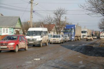 Fără soluții: Drumul de la Pasarela Șcheia a cedat din nou