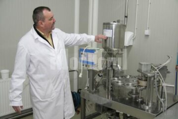Medicul Gheorghe Niță aratând una dintre instalatiile “NIRO”